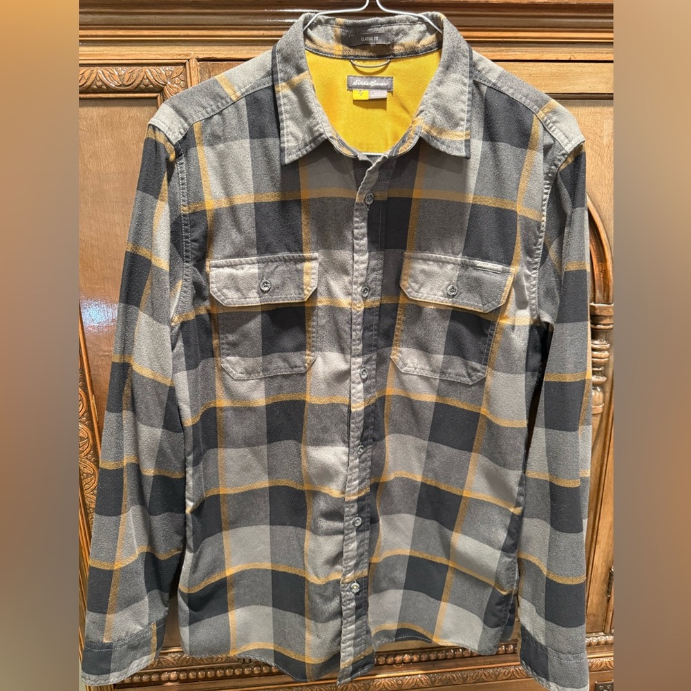 Eddie Bauer AV Performance Flannel Button Down - Men’s Large